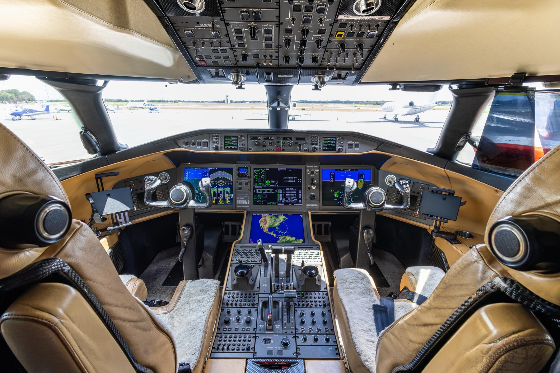 Global 5000 flight deck with ramp view through the windscreen